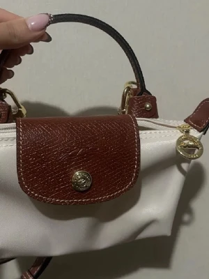 Söt väska  - Den är helt ny! Super fin och poppis modell se bilderna. Inte Long champ utan en vanlig väska (SE BILDER) super fin när man har massa grejer i väskan nu ser den lite tråkig ut 😂