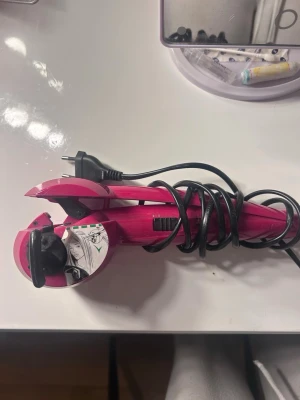 BaByliss rosa locktång - Säljer en elektrisk locktång från BaByliss i en snygg rosa färg. Den har automatisk lockfunktion och sladd med EU-kontakt. 