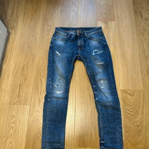 Nudie jeans  - Säljer ett par schyssta blå nudie jeans med lite detaljer på i modellen skinny lin. Strl W33 L30, använda men i bra skick! Skriv för mer info eller bilder 