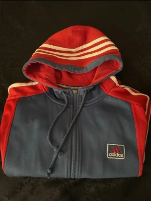 Vintage 1998 Adidas hoodie S  - Hoodie i mycket bra skick, storlek S, köptes i Portugal 1998 , storlek för en höjd 164 cm, 60% polyester, 40% bomull. Mår: bred: 46cm, längd :64 cm. 