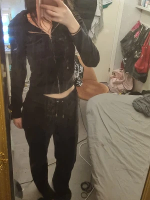 Svart juicy set strlk S - Storlek S men väldigt töjda så passar större storlekar, ganska slitna men inga hål. 