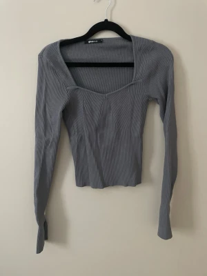 Grå ribbad topp från Gina Tricot - Vid snabbt köp går pris att diskuteras😍
