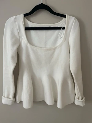 Långärmad med volang nedtill - Vid snabbt köp går pris att diskuteras