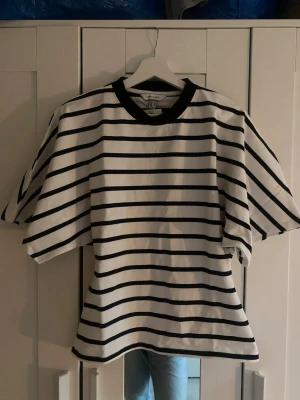 Randig t-shirt från H&M Edition - Supersnygg figursydd topp från hm. Helt ny! 🩷