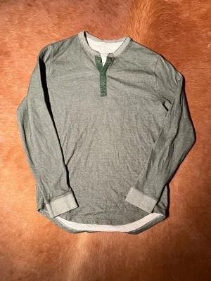 Farfarströja - Abercrombie & Fitch - Tjenare! Säljer denna feta farfarströja från Abercrombie! Den är grön! Vid minsta fråga eller fundering hör av er 🤠