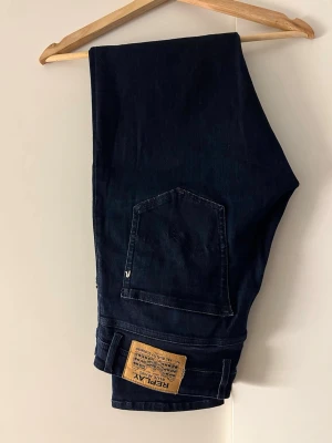Replay Grover mörkblå jeans - Säljer ett par riktigt sköna och stretchiga Replay jeans i modellen ”Grover”.  Dessa jeans är i en mörk/marinblå färg som kan ge brallorna en chinos Vibe.  De är i storleken ”33” som motsvarar w33 L34 