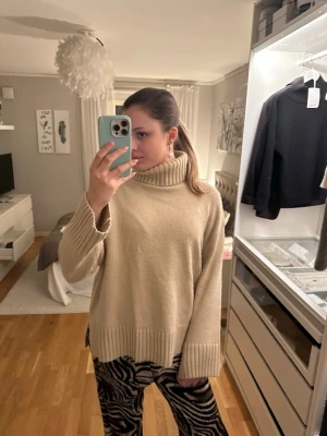 Stickad tröja från H&M - Galet snygg och knappas använd använd. Den är storlek M men skulle säga att den även passar S.