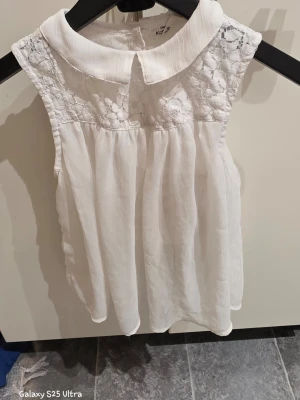 Kappahl vit blus 146 - Vit blus storlek 146 från kappahl 