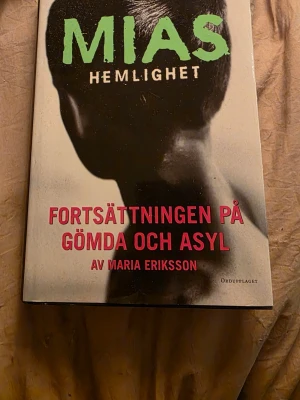 Mias hemlighet - En gripande berättelse om familjehemligheter och att bygga ett nytt liv efter svåra upplevelser. Boken är fortsättningen på Gömda och Asyl och följer Mias kamp för att förlåta sig själv och sitt barn. Perfekt för dig som gillar starka livsöden och personliga berättelser.