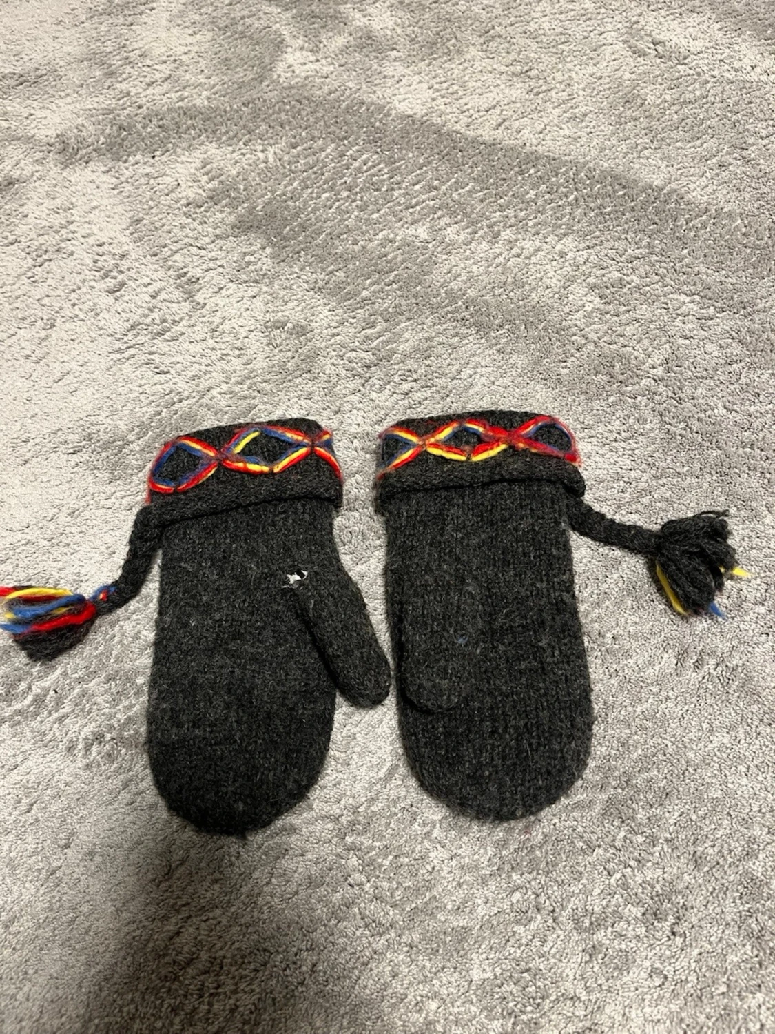 Mörgråa ullvantar med broderad kant - 3