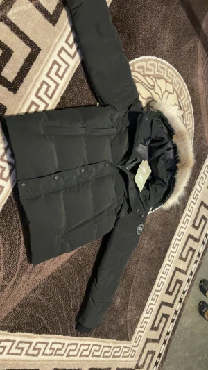 Svart pufferjacka från Canada Goose - helt  nycanada goode wyndham världklass kvalitet med äkta päls hör av vid seriösa frågor tack!