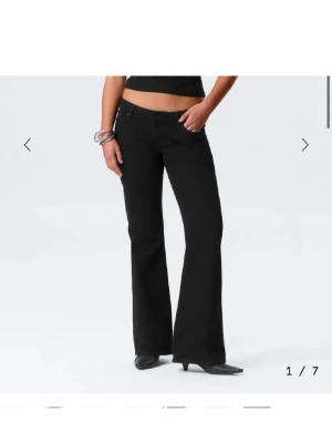 Lågmidjade bootcut jeans - Snygga svarta jeans i modellen nova från weekday💕 Säljer då de är för små☺️