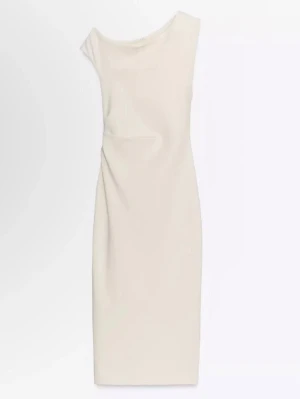 oneshoulder långklänning - En helt ny vit klänning. Finns inga bilder på den vita men klänning jag säljer är vit.  Perfekt klänning till studenten 