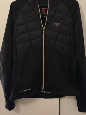 Canada snow cardigan jacka  - Snygg cardigan jacka från Canada snow, fin kvalitet. Använd men i gott skick, storlek M, passar även S