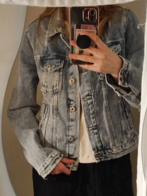 Klassisk blå jeansjacka - Säljer en blå jeansjacka som inte blir använd längre. Strl M och är i fint skick. Inga tydliga defekter vad jag sett utan ser fin ut!