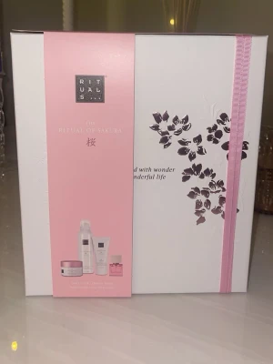 Rituals Gåvoset M - Helt ny giftset från Rituals - Rituals of Sakura. duschskum 200 ml, kroppsskrubb 125 g, kroppskräm 100 ml, eau de parfum 15 ml