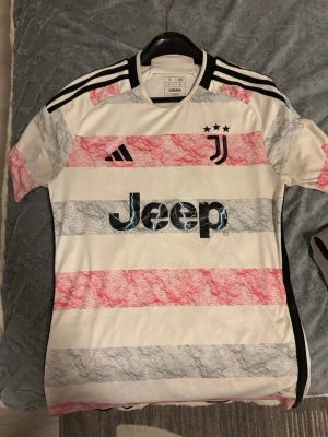 Juventus adidas matchtröja S - Juventus matchtröja från adidas i slim fit, storlek S. Nypris 1200-1300kr. Mitt pris 500kr.