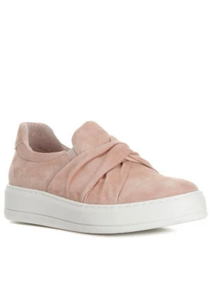 K.Cobler Valletta Bow Rosa - Sneaker i rosafärgad mocka på en ljus platåsula med en sportig look. Feminin ovandel med en dekorativ skinnfodrad knut. Dold elastik på ovandel för lättare insteg och för en perfekt passform. Skinnfodret och den uttagbara innersulan i skinn ger en bra andningsfunktion. K.Cobler är modemärket med spännande globala influenser och unik design.