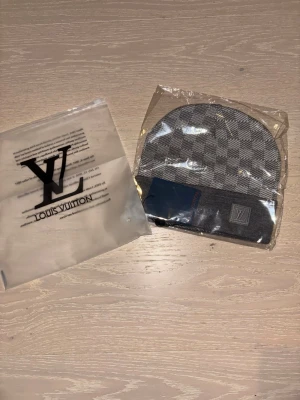 Grå mössa - Grå mössa, nyskick. Perfekt för vintern ❄️.