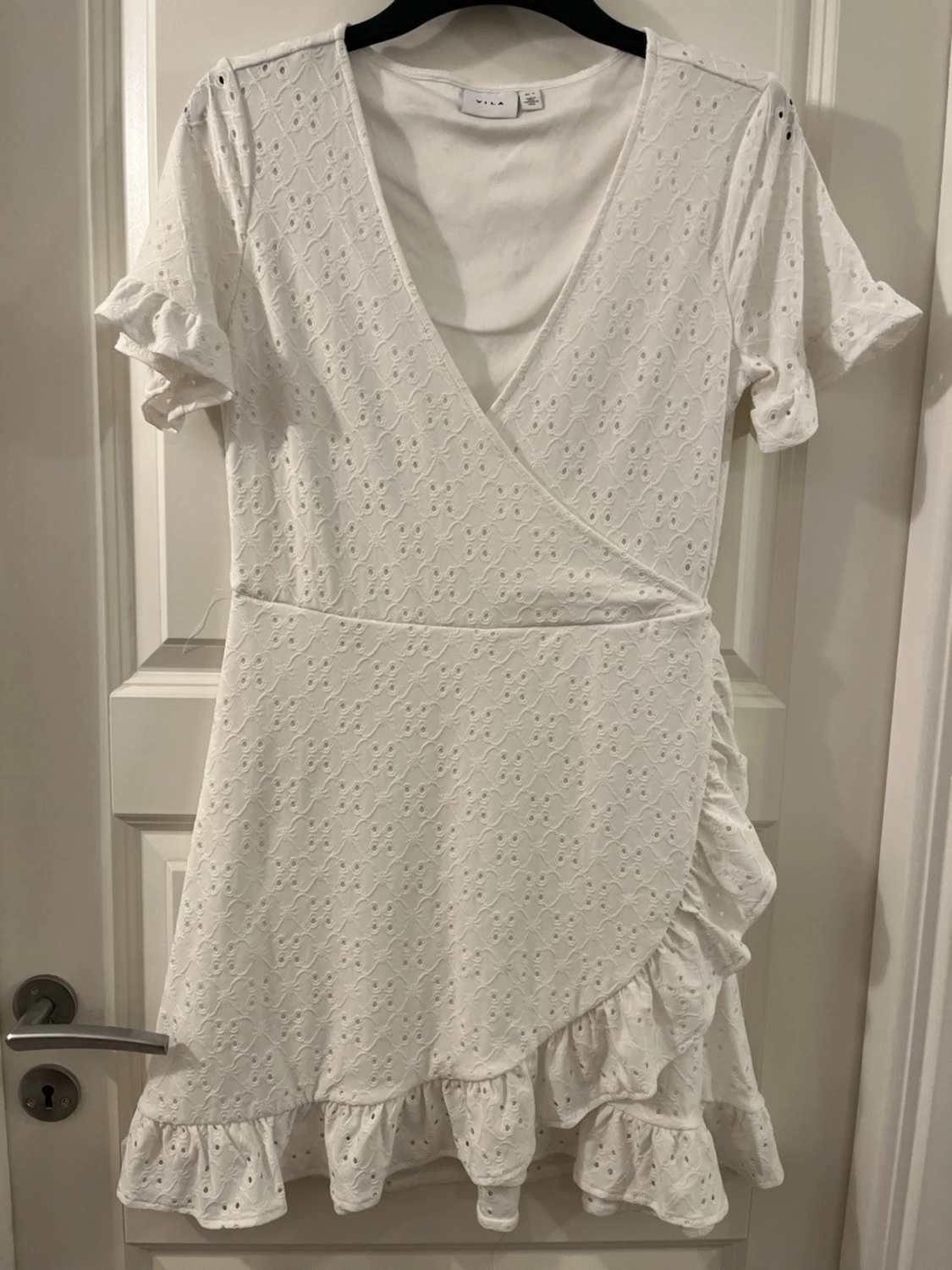 Vit omlottklänning med volang från Vila