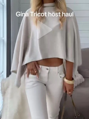 Beige poncho tröja  - Säljer en beige poncho tröja från Gina Tricot med lös passform och långärmade vida ärmar. Tröjan är tillverkad i ett mjukt material som passar perfekt för hösten. Enkel och stilren design som är lätt att matcha.