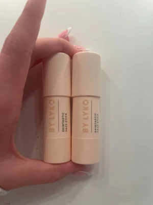 By Lyko Skintastic Face Stick🫶🏻 - Två Skintastic Face Sticks från By Lyko i smidigt stickformat. Ena sticket är skimrande champagnefärgad, perfekt som highlighter, och det andra är en mjuk rosabrun ton som funkar som rouge. Båda har krämig formula och kommer i ljusbeige hylsa. 50kr st eller 75 för båda🤍