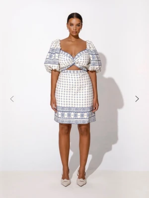 By malina klänning - SÅ fin!! Bara använd 2 gånger, perfekt sommarklänning! Köpt för ca 3000kr!