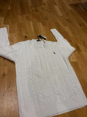 Ralph lauren tröja🤍 - Clean vit tröja från ralph lauren. Denna varan passar till alla outfits, Aldrig använd och riktigt snyggt för bra pris.  Priset är ej hugget i sten