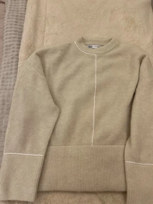  beige stickad tröja från Zara💕 - Säljer en beige stickad tröja från Zara i storlek XS med skulle säga passar S med. As snygg och bra skick endast använd 1 gång💕