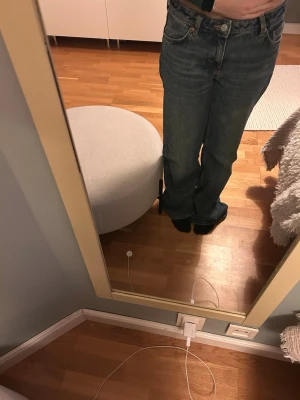 Monki jeans, storlek 26/34 - Säljer ett par monki jeans i blå tvätt med raka ben och låg midja. Jeansen är slitna vid nedre delen av byxbenet. Passar dig som gillar en relaxed fit. Byxorna är långa på mig som är 167cm.