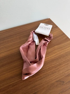 Hårband från Hunkemöller - Aldrig använd. Storleken är one size. Nypris är 119 kr.