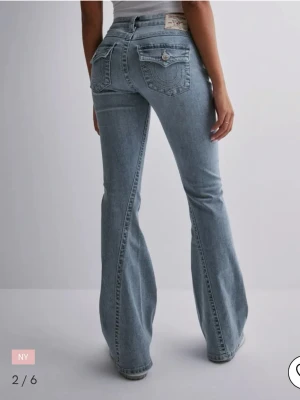 True Religion jeans low rise flare - Säljer dessa snygga jeans i model Joey low rise flare ifrån true religion I storlek 25. Dom är i bra skick men är klippta längst ner, jag är 163cm och dom går lite över hälen.