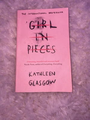 Girl in Pieces - En internationell bästsäljare om Charlotte Davis, en sjuttonåring som har förlorat mycket men kämpar för att hitta tillbaka. Boken är gripande och berör teman som sorg, vänskap och att hitta styrka när livet känns svårt. Perfekt för unga vuxna som vill läsa något starkt och känslosamt.