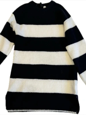 XS Svartvit randig stickad oversized tröja H&M  - Information om plagget ℹ️ •Från H&M. Slutsåld. •Använd endast en gång. •Nypris är 329kr. •Stickad oversized tröja med breda svarta och vita ränder.  •I storlek XS. •För referens så har jag S/M i storlek men den passade perfekt i och med att den är oversized. •Längd är ca 84cm. •Bröstmått är ca 94cm (47cm x 2). •Modellen har rund hals och långa ärmar. •Materialet är mjukt och ger en skön känsla.  Mer information ℹ️ ⁉️Vid fler frågor eller om du vill ha fler bilder, skriv till mig så svarar.