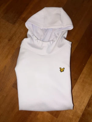 Lyle & scott hoodie vit - Ny och oanvänd, storlek 12-13 år men passar mig som är 16 år och 176cm lång