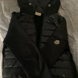 Moncler cardigan - Moncler cardigan, köpt på Plick så kan inte garantera äkthet. Ficka sönder( syns på bild 4) annars allmänt okej skick, lite slitheter och hål på ärmarna. Storlek M men passar mig som vanligtvis är xs-s. Funkar till både tjejer och killar