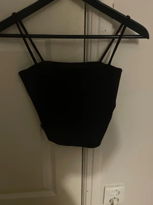 Vinröd sammetslinne från Gina Tricot - Supersnygg vinröd linne-topp i mjuk sammet från Gina Tricot. Toppen har smala axelband och croppad passform som ger en trendig look. Perfekt att styla med jeans eller kjol för en cool vibe.