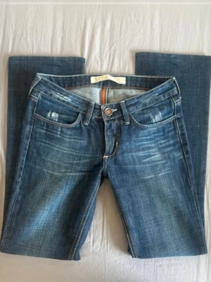 Bootcut jeans - Säljer dessa as snygga Bootcut jeans. De har låg midja. Måtten är 75 i innerben och 35 i midjemått. Kan tyvärr inte visa dom på då som inte passar. Priset kan diskuteras vid snabbt köp! Bara höra av sig vid frågor! 🩷❗️OBS tyck inte på köp nu! Kontakta vid intresse av köp❗️