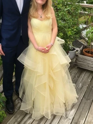 Ljusgul balklänning  - Säljer min gamla balklänning💗 passar mig som är 153 cm och passar nog längre och kortare också💗💗 Perfekt för en bal. ❤️❤️