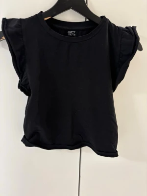 Svart topp med voluminösa ärmar - Säljer en svart topp från 157 med voluminösa. 