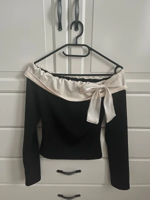 Topp - Superfin offshoulder topp med rosett. Nyskick. Storlek xs🩷