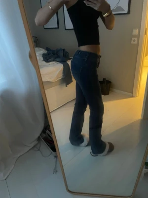 Blå bootcut jeans från Levi's - Säljer ett par snygga blå jeans från Levi's med klassisk bootcut-passform. Jeansen har normal midja och är tillverkade i slitstarkt denim-material. Perfekta för dig som gillar en tidlös look med lite utsvängda ben.