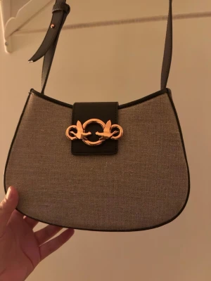 Beymen Club väska – unik design & äkta läderdetaljer 👜✨ - Beymen Club väska med unik design 👜✨ Sidor i äkta läder Mycket fint skick och väl omhändertagen Elegant men även perfekt för vardagsbruk Inga skador eller defekter Snabb leverans 🚚⚡