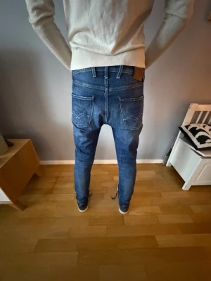 Slim fit blå jeans, storlek 28 - Säljer ett par slim fit Abbass blå jeans i storlek w28 l30 Jeansen har klassisk femficksdesign, normalhög midja och snygga slitningar framtill. Materialet är jeans och passformen är smal utan att vara supertight. Perfekta till sneakers eller boots. priset är inte hugget i sten