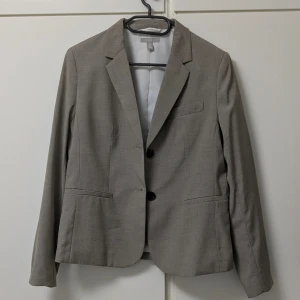 Beige kavaj från H&M, storlek 38 - Ny, inte använd, köpt på h&m för 399 🌹