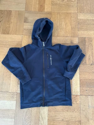Sail racing zip hoodie  - Säljer denna sail racing zip som ej passar mig längre. strl 170 och i fint skick, inga defekter