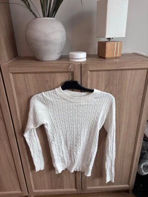 Vit stickad tröja  - Säljer en vit stickad tröja från Gina Tricot i storlek S. Fint skick  💞