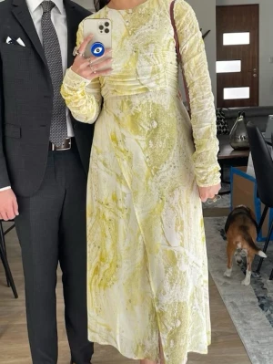 Omlottklänning från H&M - Lång klänning i 100% viskos använd endast två gånger. Har inga defekter, i nyskick. 