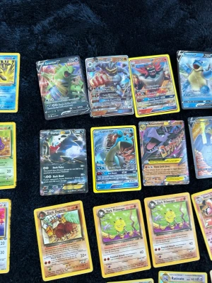Pokémon kort  - Här finns en blandning av äldre och nyare Pokémonkort: vanliga kort, holo, reverse holo samt starkare EX, GX, V och VMAX. Du har både klassiska Pokémon som Pikachu, Charmander, Gengar och Blastoise, och nyare favoriter som Greninja, Urshifu och Guzzlord. Samlingen innehåller även trainerkort, energikort och dubbletter, samlade snyggt i box. En varierad samling som passar både samlare och spel.