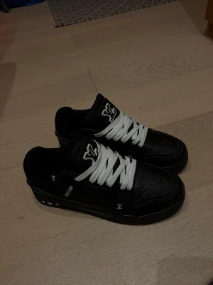 Svart vitta skor helt nya och fina - Underbara l**** v****n skor helt nytt oanvänt och är väldigt sköna och fina som andvänding de hade även passat som en prestent till någon som fyller år eller till någon av dina nära, Tyvärr så kommer inte skon med dens kartong eftersom att den var skadad och jag var tvingad att kasta den skriv via intresse🥰